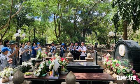 Dâng hương tưởng nhớ nữ anh hùng, liệt sĩ Võ Thị Sáu - Ảnh: HOÀI PHƯƠNG Dâng hương tưởng nhớ nữ anh hùng, liệt sĩ Võ Thị Sáu - Ảnh: HOÀI PHƯƠNG