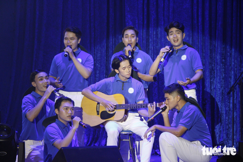 Quân AP, Hứa Kim Tuyền "quẫy" cùng vòng lưu diễn Hành trình bài ca sinh viên - Ảnh 1. Liên khúc Thanh niên tình nguyện của Câu lạc bộ Xung kích, Trường đại học Kinh tế - Luật, Đại học Quốc gia TP.HCM - Ảnh: CÔNG TRIỆU
