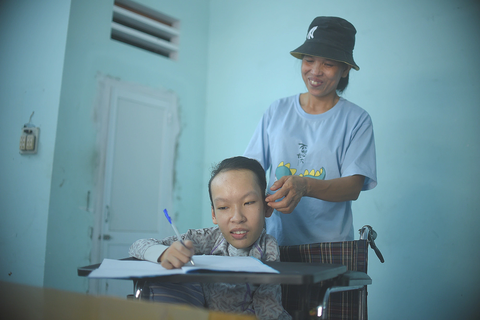 Bà Hoa tươi cười bảo nhờ đứa con gái mà mình mới biết trường đại học là như thế nào. Đấy là ước mơ của cả đời bà - Ảnh: LÂM THIÊN Bà Hoa tươi cười bảo nhờ đứa con gái mà mình mới biết trường đại học là như thế nào. Đấy là ước mơ của cả đời bà - Ảnh: LÂM THIÊN
