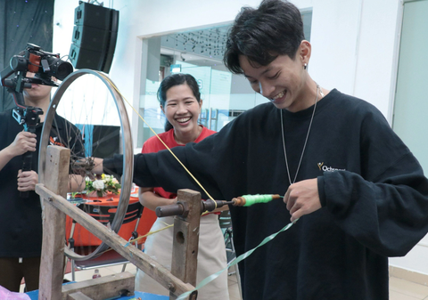 Tái chế ni lông, biến rác thành cơ hội - Ảnh 1. Hào hứng với công đoạn kéo sợi tái chế ni lông để thành chất liệu làm sản phẩm thời trang - Ảnh: LINH ĐINH