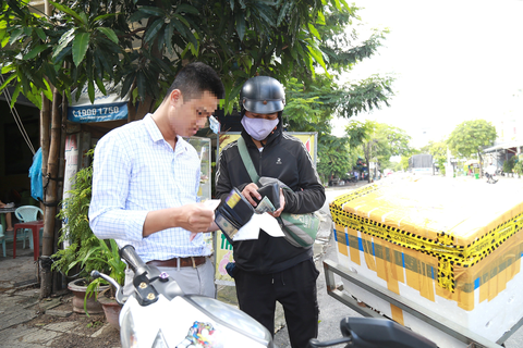 Đặc thù shipper nhận hàng và ứng tiền trước tiềm ẩn rủi ro - Ảnh: ĐOÀN NHẠN Đặc thù shipper nhận hàng và ứng tiền trước tiềm ẩn rủi ro - Ảnh: ĐOÀN NHẠN