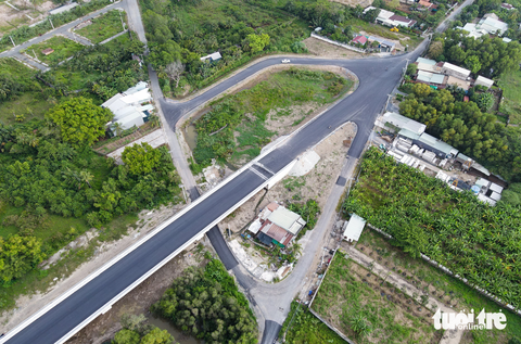 Ngắm cầu Long Đại ‘trăm tỉ’ ở TP Thủ Đức sắp thông xe - Ảnh 5. Trong ảnh là đoạn đường nối (đường dẫn lên cầu) cầu Long Đại theo hướng từ phường Long Phước qua phường Long Bình