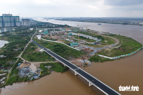 Ngắm cầu Long Đại ‘trăm tỉ’ ở TP Thủ Đức sắp thông xe - Ảnh 6. Còn đây là đường nối với cầu Long Đại hướng từ phường Long Bình qua phường Long Phước. Vào trong khu này là hàng loạt tòa nhà cao tầng, chung cư... có nhiều người dân đang sinh sống và làm việc