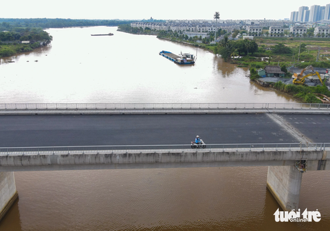 Ngắm cầu Long Đại ‘trăm tỉ’ ở TP Thủ Đức sắp thông xe - Ảnh 8. Dù chưa thông xe nhưng một số người dân tò mò, chạy qua xem cây cầu mới ra sao