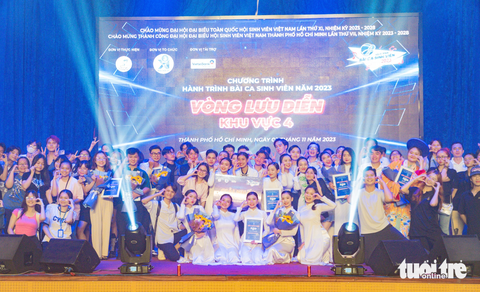 Chung cuộc, tổ khúc Lửa cháy lên rồi - Tự Nguyện - Dậy mà đi của Câu lạc bộ Văn nghệ Xung kích CKT (Trường đại học Khoa học xã hội và nhân văn, Đại học Quốc gia TP.HCM) được chọn trao giải nhất của vòng lưu diễn khu vực 4 - Ảnh: CÔNG TRIỆU Chung cuộc, tổ khúc Lửa cháy lên rồi - Tự nguyện - Dậy mà đi của Câu lạc bộ Văn nghệ xung kích CKT (Trường đại học Khoa học xã hội và nhân văn, Đại học Quốc gia TP.HCM) được chọn trao giải nhất của vòng lưu diễn khu vực 4 - Ảnh: CÔNG TRIỆU