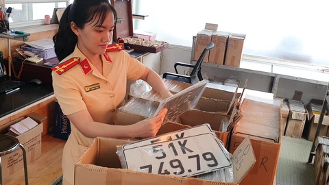 Cán bộ cảnh sát giao thông ở TP.HCM cấp biển số xe cho người dân (ảnh minh họa) - Ảnh: MINH HÒA Trong thời hạn 30 ngày kể từ ngày làm giấy tờ chuyển quyền sở hữu xe, chủ xe phải làm thủ tục thu hồi - Ảnh minh họa: MINH HÒA