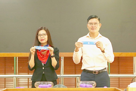 Vòng chung kết Giải vô địch bóng đá công nhân toàn quốc 2023: Nóng lòng tranh tài - Ảnh 1. Đại diện Tổng liên đoàn Lao động Việt Nam (phải) và báo Tuổi Trẻ tại lễ bốc thăm - Ảnh: HOÀNG TÙNG