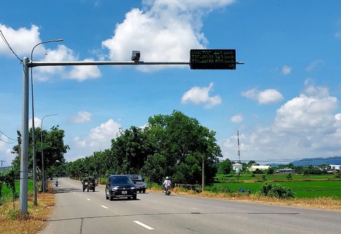 Xử phạt vi phạm giao thông bằng camera trên hai quốc lộ ở Bà Rịa - Vũng Tàu - Ảnh 1. Một camera giám sát để xử phạt vi phạm giao thông trên quốc lộ 55 - Ảnh: ĐÔNG HÀ