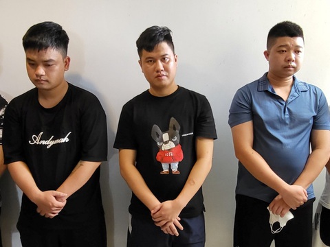 Phá đường dây làm giấy tờ giả để mua bán xe không rõ nguồn gốc - Ảnh 1. Một số bị can trong đường dây làm giấy tờ giả - Ảnh: CACC