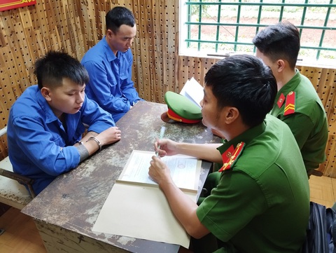 Hai nghi phạm Bùi Ngọc Thanh và Vương Huỳnh Phúc trong đường dây cho vay nặng lãi ở Đắk Nông - Ảnh: M.Q. Hai nghi phạm Bùi Ngọc Thanh và Vương Huỳnh Phúc trong đường dây cho vay nặng lãi ở Đắk Nông - Ảnh: M.Q.