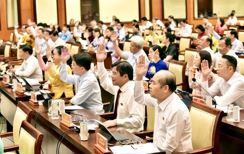 UBND TP.HCM sẽ trình HĐND 6 nội dung cụ thể hóa Nghị quyết 98 - Ảnh 1. Các đại biểu biểu quyết đồng ý với các dự thảo nghị quyết tại kỳ họp thứ 11 vừa qua - Ảnh: T.T.D.