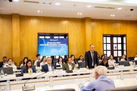 Eximbank trao 600 triệu đồng học bổng cho sinh viên UEH - Ảnh 2. Ông Phạm Quang Dũng - Thành viên HĐQT Eximbank - phát biểu tại lễ trao học bổng - Ảnh: EIB