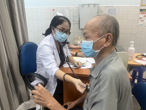 Cứ 3 người đi khám có một người bị tiền đái tháo đường - Ảnh 1. Bác sĩ Bệnh viện quận Tân Phú khám bệnh cho một bệnh nhân mắc bệnh tiểu đường trong ngày 9-11 - Ảnh: T.DƯƠNG