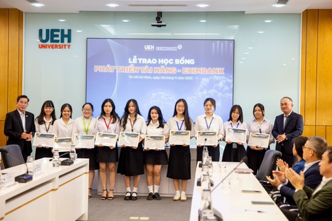 Eximbank trao 600 triệu đồng học bổng cho sinh viên UEH - Ảnh 1. Đại diện Eximbank, ông Phạm Quang Dũng - Thành viên HĐQT (ngoài cùng bên phải) cùng GS.TS Sử Đình Thành - Hiệu trưởng UEH (ngoài cùng bên trái) trao học bổng cho các em sinh viên tại sự kiện - Ảnh: EIB