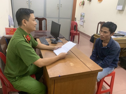 Tạt sơn vào người thân của con nợ, bị công an mời làm việc - Ảnh 1. Công an đang làm việc với Nguyễn Phước Hòa - 1 trong 3 đối tượng tạt sơn vào người thân của con nợ - Ảnh: QUANG DUY