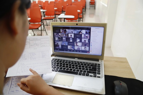 Huế lý giải công văn được cho là chỉ đạo học sinh đăng ký học online ngoại ngữ và tin học - Ảnh 1. Sở Giáo dục và Đào tạo Thừa Thiên Huế vừa lý giải thông tin sở phát công văn yêu cầu các trường đăng ký cho học sinh học thêm tin học và ngoại ngữ dưới hình thức học online do Học viện Trực tuyến Việt Nam dạy - Ảnh minh họa: DUYÊN PHAN