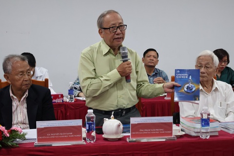 Mỗi năm khoảng 200.000 người tốt nghiệp từ hệ thống giáo dục nghề nghiệp TP.HCM - Ảnh 2. Ông Phạm Nam Phương - chuyên gia lĩnh vực giáo dục nghề nghiệp - đề xuất các trường có thể thành lập cơ sở dữ liệu về thuật ngữ để tạo tính hệ thống, đồng bộ giữa các trường, đặc biệt là ở các trường chuyên đào tạo ngành cơ khí - Ảnh: HÂN NHIÊN