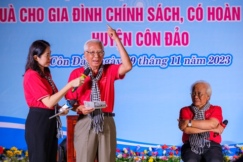 Giao lưu với soạn giả Cao Đức Trường (đứng) và nhạc sĩ Trần Xuân Tiến - Ảnh: NGUYỄN HIỀN Giao lưu với soạn giả Cao Đức Trường (giữa) và nhạc sĩ Trần Xuân Tiến - Ảnh: NGUYỄN HIỀN