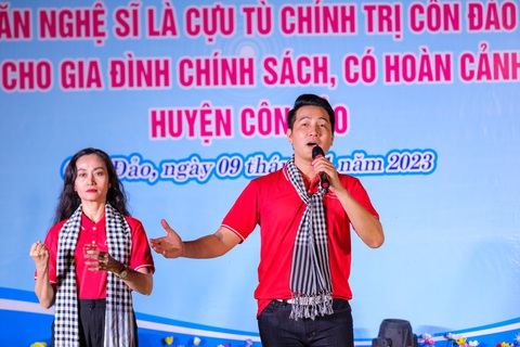 Nguyễn Phi Hùng hát ca khúc Hồn thiêng bất tử - Ảnh: NGUYỄN HIỀN Nguyễn Phi Hùng hát ca khúc Hồn thiêng bất tử - Ảnh: NGUYỄN HIỀN