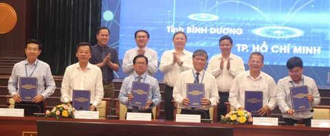 6 tỉnh Đông Nam Bộ ký kết thực hiện chuyển đổi số trong giáo dục - Ảnh 1. Lãnh đạo sở giáo dục và đào tạo thuộc 6 tỉnh thành Đông Nam Bộ đã ký kết hợp tác thực hiện chuyển đổi số. Lễ ký kết diễn ra tại Hội trường Thành ủy TP.HCM - Ảnh: PHÚC HỒ