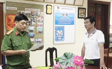 Làm giả con dấu nhằm chiếm đoạt công ty - Ảnh 1. Ông Nguyễn Minh Hoàng tại cơ quan công an - Ảnh: CA cung cấp