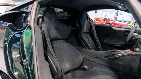 Alcantara là gì và tại sao được dùng phổ biến trên ô tô?- Ảnh 1. Alcantara đã trở thành chất liệu quen thuộc trong một vài thập kỷ trở lại đây trên xe sang - Ảnh: Motor Trend
