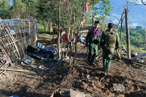 Binh sĩ thuộc Đội quân Liên minh dân chủ quốc gia Myanmar đi qua một đồn quân sự chiếm được từ tay quân đội Myanmar ở thị trấn Laukkaing hôm 28-10 - Ảnh: AFP Binh sĩ thuộc đội quân Liên minh dân chủ quốc gia Myanmar đi qua một đồn quân sự chiếm được từ tay quân đội Myanmar ở thị trấn Laukkaing hôm 28-10 - Ảnh: AFP