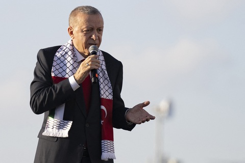Tổng thống Thổ Nhĩ Kỳ Tayyip Erdogan phát biểu tại buổi diễu hành nhằm thể hiện sự ủng hộ với người dân Palestine. Xung đột Israel - Hamas là một trong những điểm bất đồng trong quan hệ giữa Ankara và EU - Ảnh: AFP Tổng thống Thổ Nhĩ Kỳ Tayyip Erdogan phát biểu tại buổi diễu hành nhằm thể hiện sự ủng hộ với người dân Palestine. Xung đột Israel - Hamas là một trong những điểm bất đồng trong quan hệ giữa Ankara và EU - Ảnh: AFP