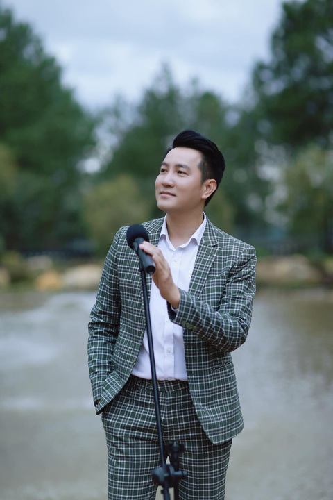 Nguyễn Phi Hùng kể kỉ niệm được khán giả miền Tây tặng tiền - Ảnh 1. Ca sĩ Nguyễn Phi Hùng kể chuyện được khán giả bán vé số tặng 500.000 đồng