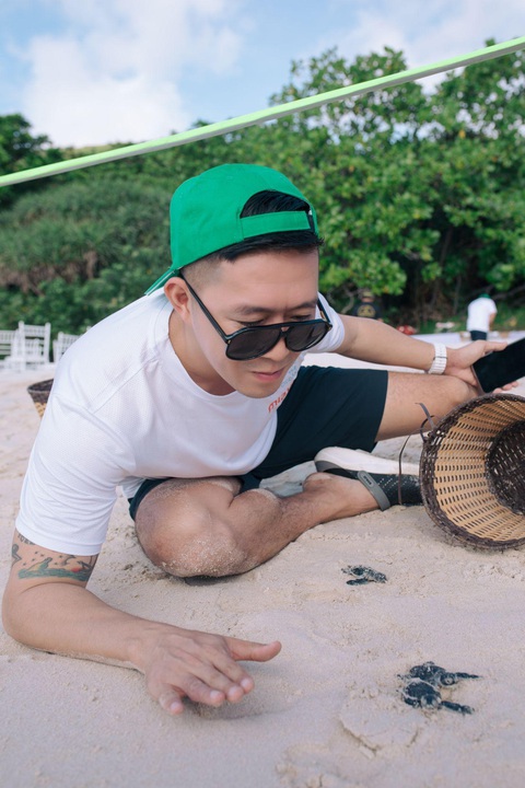 Dàn sao tham gia chiến dịch ‘Save The Ocean’ - Bảo tồn rùa biển tại Côn Đảo - Ảnh 5. Travel blogger Hoàng Nam háo hức ngắm nhìn các bé rùa bơi ra biển