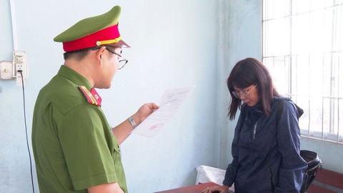 Nhân viên ngân hàng lừa đảo 25 tỉ đồng bằng chiêu cho vay đáo hạn - Ảnh 1. Trong thời gian làm trưởng bộ phận khách hàng cá nhân, Linh lừa đảo của 5 bị hại với số tiền 25 tỉ đồng bằng chiêu thức cho vay đáo hạn khoản vay - Ảnh: Công an cung cấp