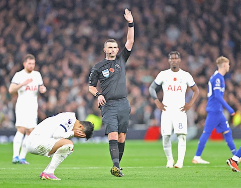 Premier League hưởng lợi vì sự hỗn loạn - Ảnh 1. Các trọng tài Anh ngày càng nhận nhiều chỉ trích - Ảnh: Reuters