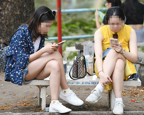 Giá trị gì ở chiếc điện thoại đời mới? - Ảnh 1. Chiếc điện thoại đời mới, vẻ hào nhoáng bên ngoài liệu có tạo ra giá trị của một con người? - Ảnh: Q.ĐỊNH