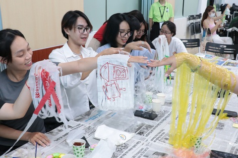 Tái chế ni lông, biến rác thành cơ hội - Ảnh 2. Cùng khoe thành phẩm sợi ni lông tái chế từ bao bì ni lông bỏ đi - Ảnh: LINH ĐINH