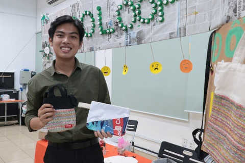Tái chế ni lông, biến rác thành cơ hội - Ảnh 4. Và thành phẩm là những chiếc túi thời trang tạo nên từ sợi ni lông tái chế - Ảnh: LINH ĐINH