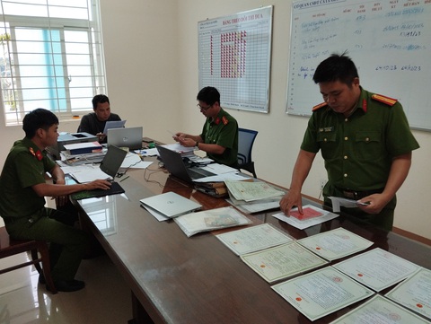 Nhiều tang vật trong vụ cho vay nặng lãi là giấy kết hôn, giấy khai sinh được mang thế chấp - Ảnh: M.Q. Nhiều tang vật trong vụ cho vay nặng lãi là giấy kết hôn, giấy khai sinh được mang thế chấp - Ảnh: M.Q.