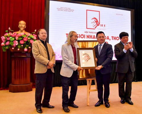 Văn Cao - nghệ sĩ thiên tài - Ảnh 1. Tổng biên tập báo Nhân Dân Lê Quốc Minh trao tặng đại diện gia đình Văn Cao bức chân dung Văn Cao do Đỗ Hoàng Tường vẽ - Ảnh: T.ĐIỂU