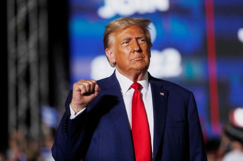 Ông Trump lại vắng mặt, khuyên Đảng Cộng hòa khỏi tranh luận nữa - Ảnh 1. Tổng thống Mỹ Donald Trump tại một cuộc vận động tranh cử ở sân vận động Ted Hendricks, TP Hialeah, bang Florida (Mỹ) - Ảnh: REUTERS