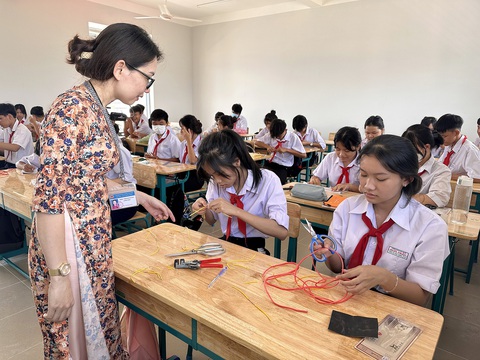 Khơi thông nguồn vốn cho dự án sân bay Long Thành - Ảnh 7. Giáo viên Trường THCS Suối Trầu trong Khu tái định cư Lộc An - Bình Sơn hướng dẫn học sinh thực hành môn kỹ thuật điện - Ảnh: CÔNG NGHĨA