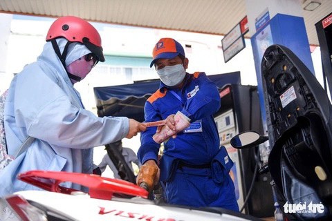 Đề xuất giảm thuế bảo vệ môi trường 2.000 đồng/lít xăng - Ảnh 1. Bộ Tài chính đề xuất giảm thuế bảo vệ môi trường 2.000 đồng/lít xăng - Ảnh: N.PHƯỢNG