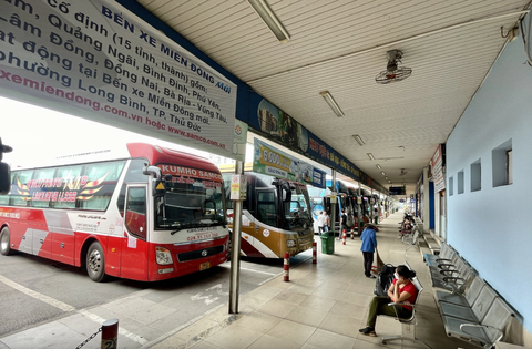 Cục Đường bộ khuyến cáo gì sau khi kiểm tra Sở Giao thông vận tải TP.HCM? - Ảnh 1. Xe khách hoạt động ở bến xe Miền Đông cũ tại TP.HCM - Ảnh: CHÂU TUẤN