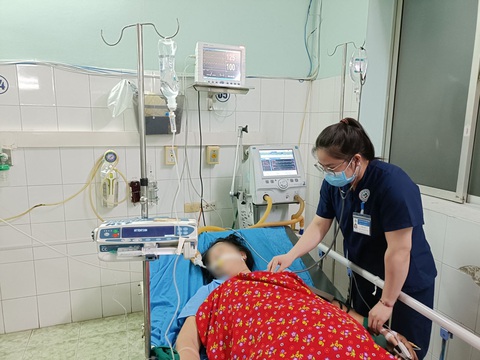 Bệnh nhân nguy kịch sau khi bị kiến xoan đốt - Ảnh: BVCC Bệnh nhân nguy kịch sau khi bị kiến xoan đốt - Ảnh: BVCC