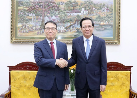 Bộ trưởng Đào Ngọc Dung đề nghị đại sứ Choi Youngsam báo cáo Chính phủ Hàn Quốc về đề xuất nước tăng số lượng tiếp nhận lao động Việt Nam - Ảnh: CHÍ TÂM Bộ trưởng Đào Ngọc Dung (phải) đề nghị Đại sứ Choi Youngsam báo cáo Chính phủ Hàn Quốc về đề xuất tăng số lượng tiếp nhận lao động Việt Nam - Ảnh: CHÍ TÂM