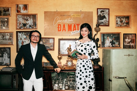 Dàn sao hóa 'người xưa' chúc mừng Đàm Vĩnh Hưng ra mắt album Cho cuộc tình đã mất- Ảnh 5. Á hậu Minh Kiên nền nã trong tà áo dài cùng đạo diễn Hoàng Nhật Nam tới thưởng thức album mới của Mr Đàm.