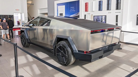 Tesla Cybertruck chính thức ra mắt: Kỳ vọng xen lẫn thất vọng- Ảnh 2. Với tổng trọng lượng 3.085kg và hệ số cản không khí 0.335, Tesla Cybertruck có tầm vận hành 550km đã là rất tốt - Ảnh: Motor Trend