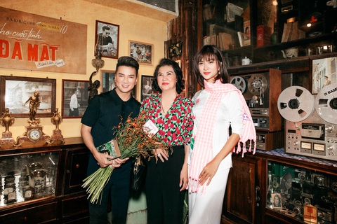 Dàn sao hóa 'người xưa' chúc mừng Đàm Vĩnh Hưng ra mắt album Cho cuộc tình đã mất- Ảnh 8. Diễn viên Kim Tuyến hiếm hoi đưa mẹ (giữa) đi sự kiện cùng.