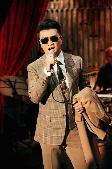Dàn sao hóa 'người xưa' chúc mừng Đàm Vĩnh Hưng ra mắt album Cho cuộc tình đã mất- Ảnh 1. Đàm Vĩnh Hưng cho biết anh và ê kíp len lỏi khắp mọi ngõ ngách ở TP.HCM để tìm bối cảnh, tái hiện Sài Gòn của hàng chục năm về trước trong sản phẩm 'Cho cuộc tình đã mất'.