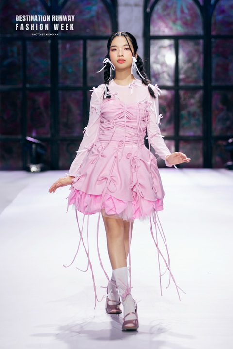 Gần đây, trong show thởi trang ra mắt bộ sưu tập 'Bestow On' của nhà thiết kế trẻ Nguyễn Thiên. cô bé đã thể hiện cực kỳ xuất sắc trước công chúng với kỹ năng trình diễn cũng như tạo dáng trước ống kính. Gần đây, trong show thởi trang ra mắt bộ sưu tập 'Bestow On' của nhà thiết kế trẻ Nguyễn Thiên. cô bé đã thể hiện cực kỳ xuất sắc trước công chúng với kỹ năng trình diễn cũng như tạo dáng trước ống kính.