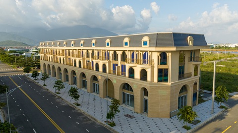 Diện mạo shophouse tại dự án Dragon City Park hiện ra sao?- Ảnh 4. Toàn bộ vỉa hè đã lắp đá, cảnh quan được chăm chút, sẵn sàng chào đón cộng đồng cư dân
