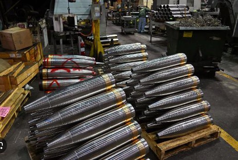 Đạn pháo 155mm, nhà máy Mỹ sản xuất từ 15.000 trái tháng, nay tăng lên 100.000 trái/tháng - Ảnh: WASHINGTON POST Đạn pháo 155mm, nhà máy Mỹ sản xuất từ 15.000 trái/tháng, nay tăng lên 100.000 trái/tháng - Ảnh: WASHINGTON POST